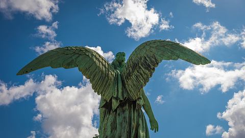 Engelstatue vor blauem Himmel mit Wolken - Foto: Global_Pics/iStock