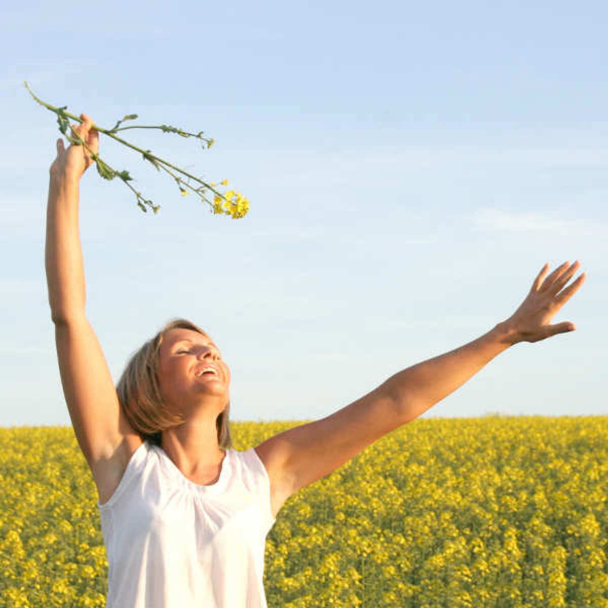 fotolia0118 frau ausgelassen feld gelbe blumen freude spass