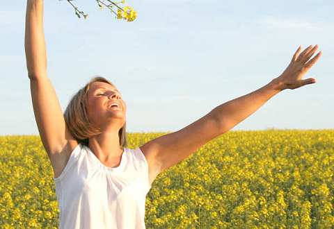 fotolia0118 frau ausgelassen feld gelbe blumen freude spass - Foto: Jörg Jahn, fotolia