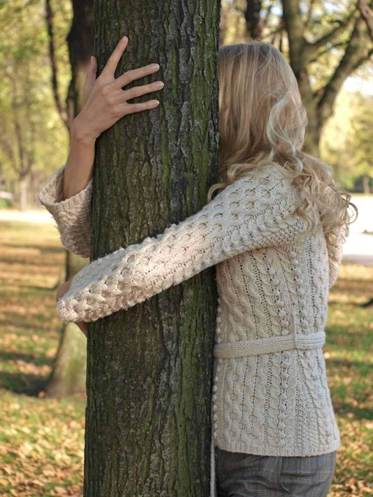 fotolia64667 phil daub frau baum umarmen