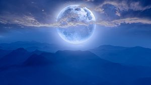 Vollmond steht über einer Berglandschaft - Foto: murat4art / iStock