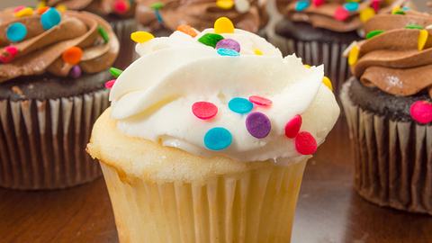 Cupcake mit Streuseln zum Geburtstag - Foto: Iamthatiam / iStock