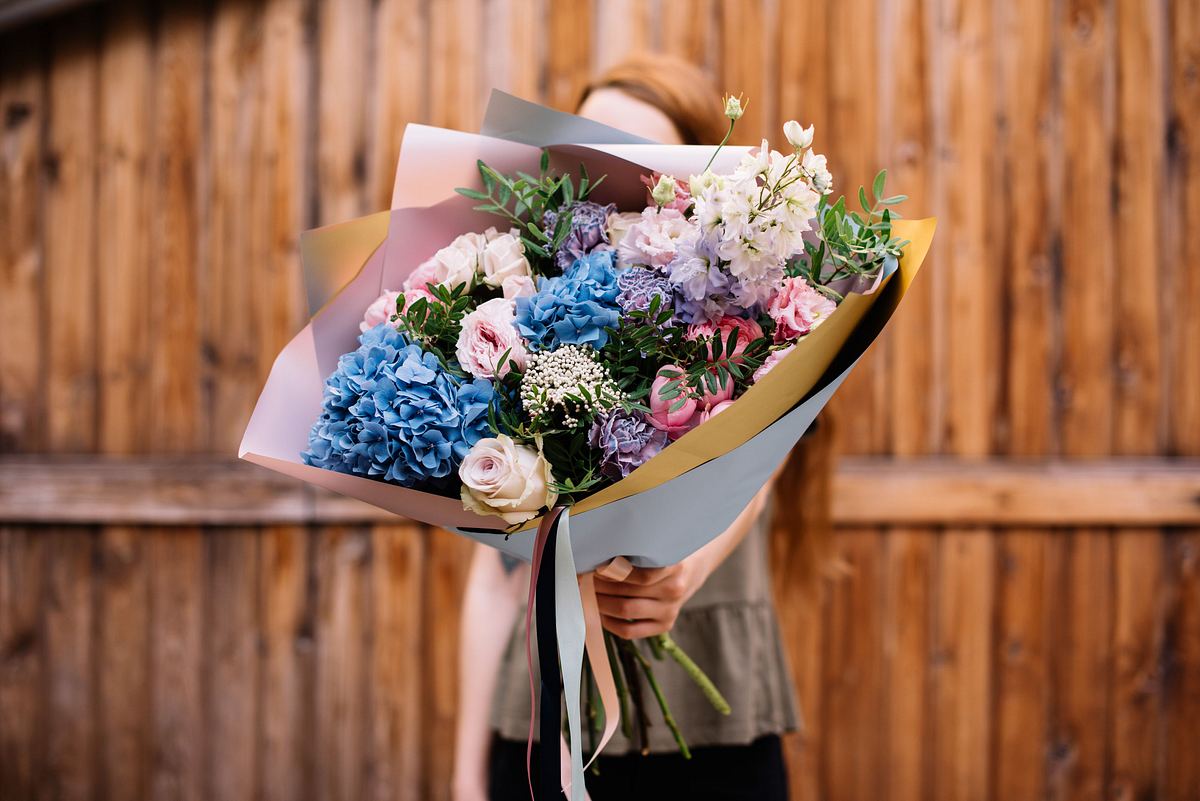 Blumenstrauß wird zum Geburtstag überreicht