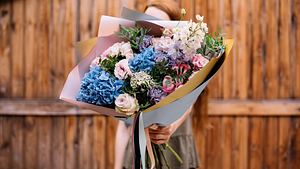 Blumenstrauß wird zum Geburtstag überreicht - Foto: anastasianess / AdobeStock
