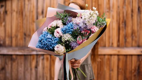 Blumenstrauß wird zum Geburtstag überreicht - Foto: anastasianess / AdobeStock