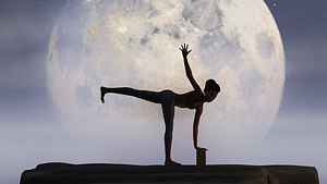 Frau macht eine Yoga-Pose vor einem großen Vollmond - Foto: juanjo / Adobestock