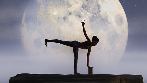 Frau macht eine Yoga-Pose vor einem großen Vollmond - Foto: juanjo / Adobestock