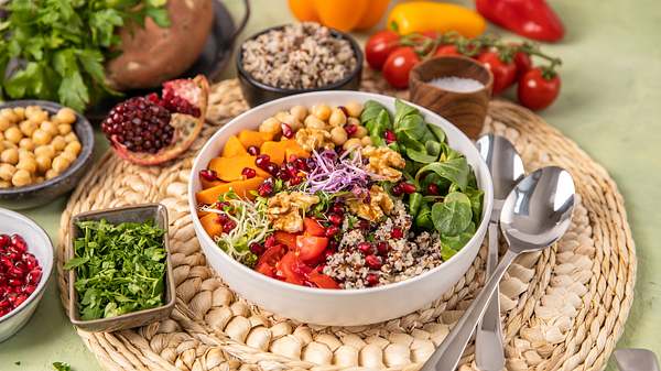 gedeckter Tisch, mit frischer Salatbowl - Foto: iStock/MelanieMaya  