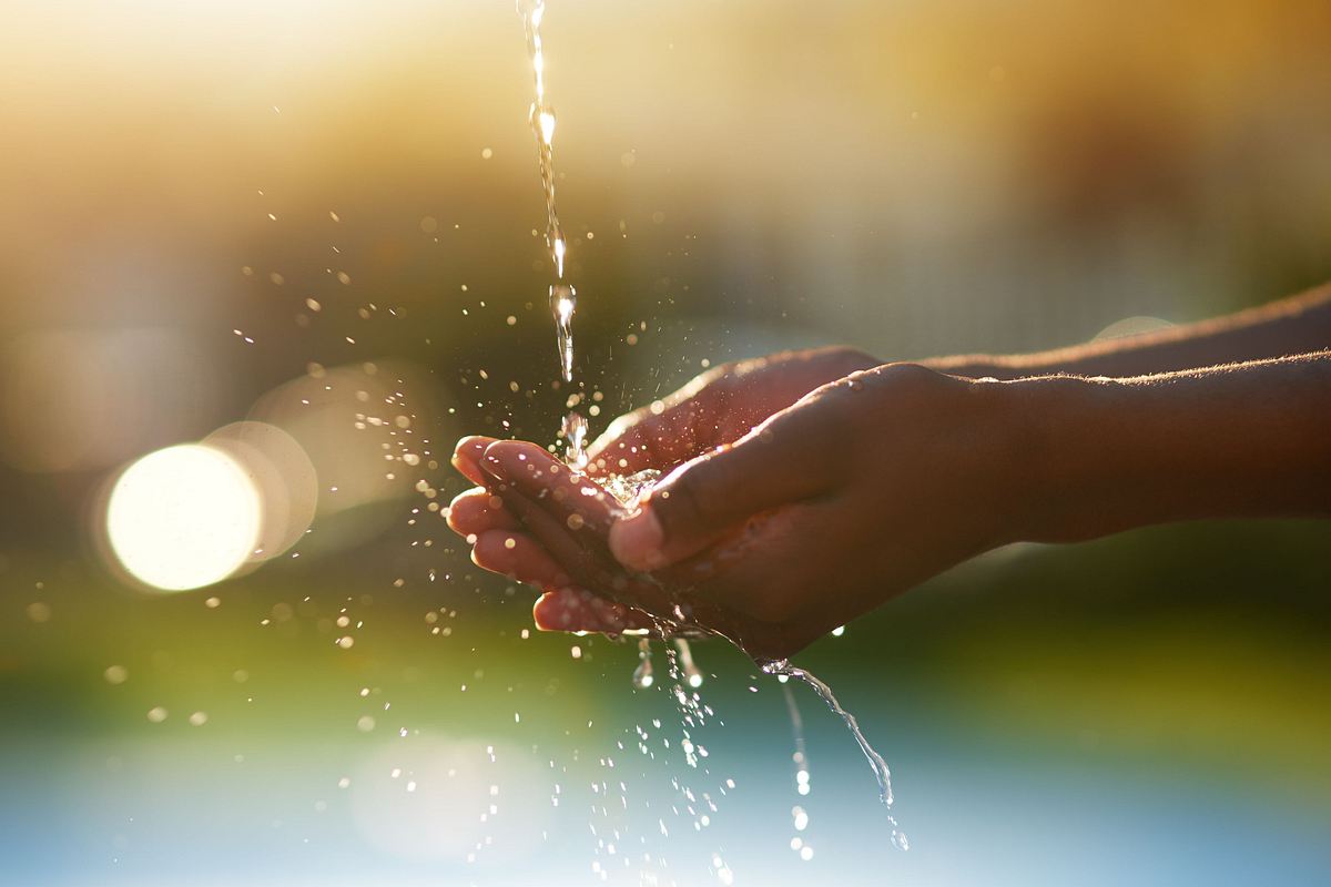 Wasser tropft in Hände