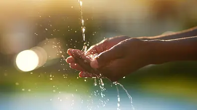 Wasser tropft in Hände - Foto: Lyndon Stratford/peopleimages.com / AdobeStock
