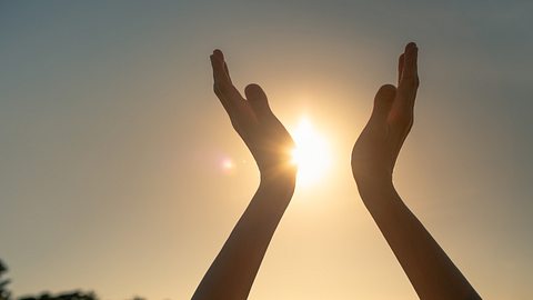 Frau streckt Ihre Hände der Sonne entgegen - Foto: kieferpix / iStock