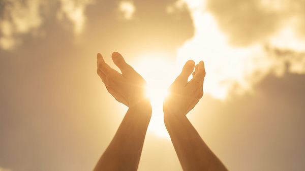 Hände werden in den Himmel gestreckt - Foto: kieferpix / iStock