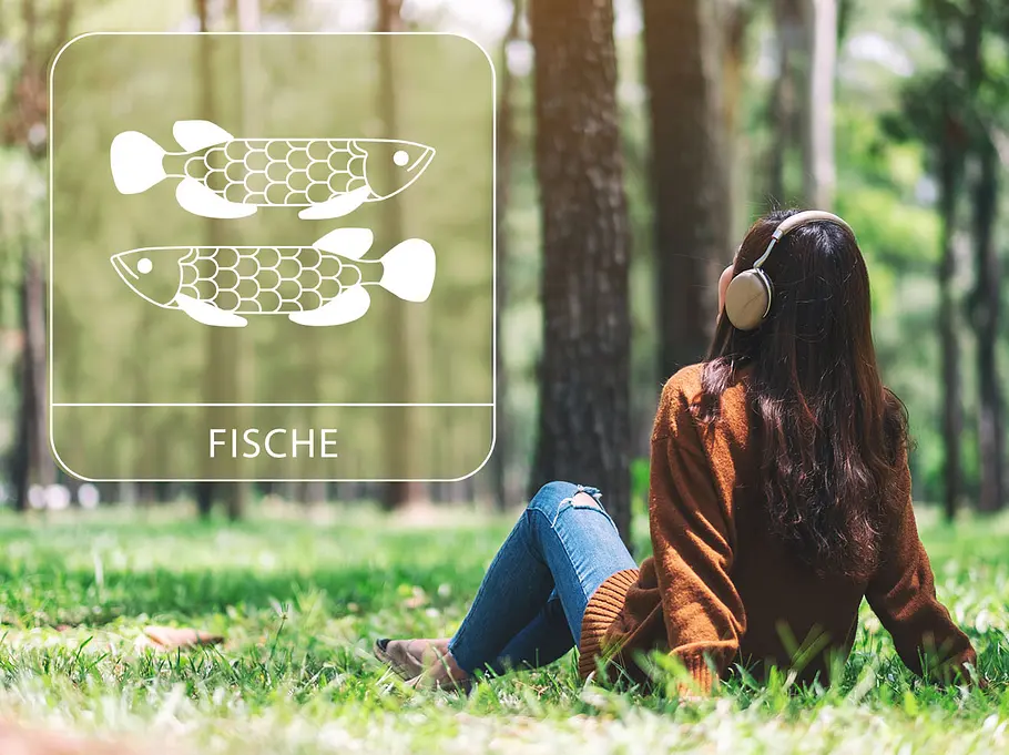 Frau mit Kopfhörern in einem sonnigen Wand neben dem Sternzeichen Fische
