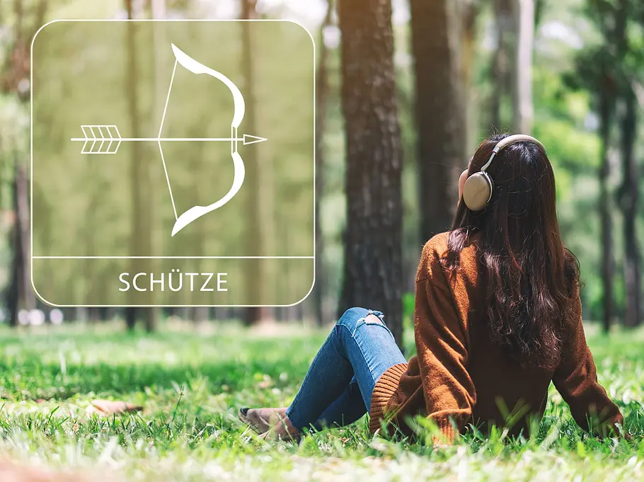 Frau mit Kopfhörern in einem sonnigen Wand neben dem Sternzeichen Schütze