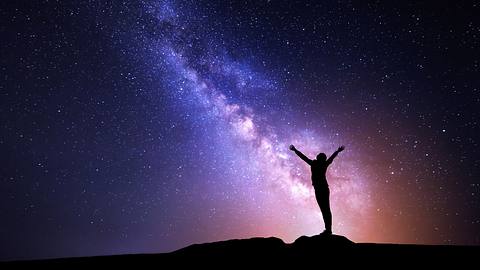 Silhouette einer Frau vorm Nachthimmel mit Sternen - Foto: den-belitsky/iStock