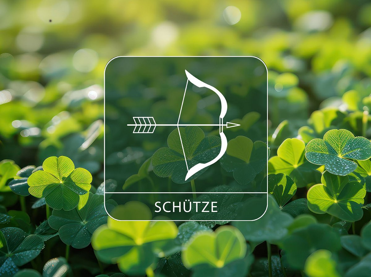 Sternzeichen Schütze vor einer Wiese aus Glücksklee