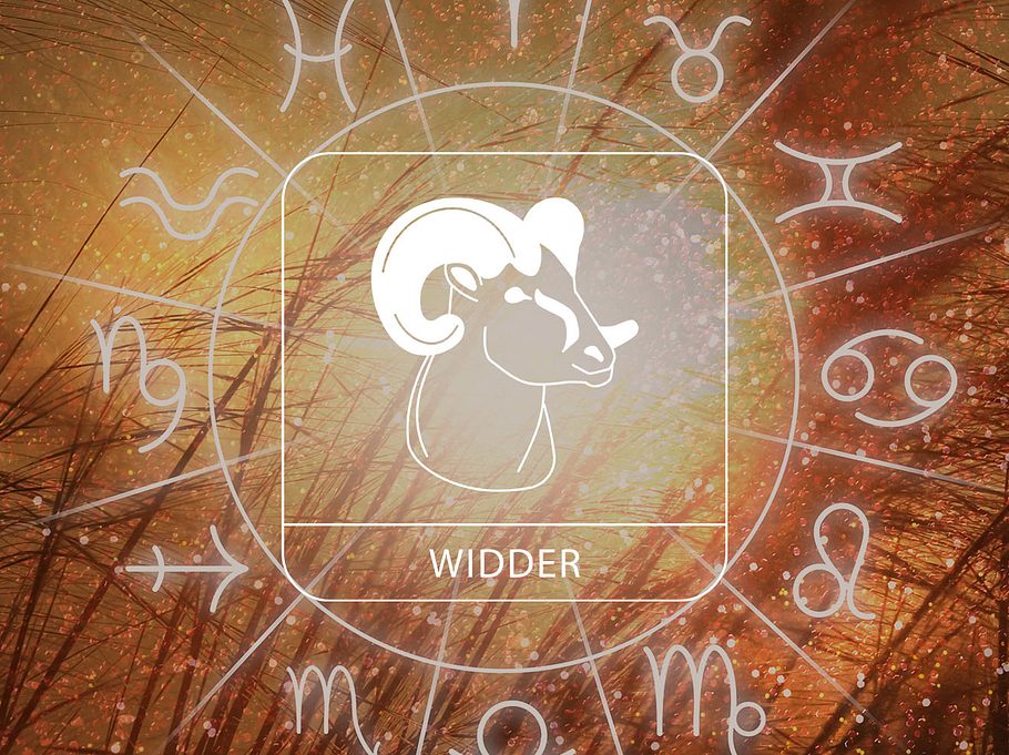 Sternzeichen Widder in einem Astrologie-Kreis vor einem herbstlichen Hintergrund