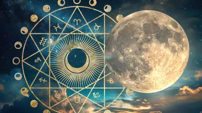 Ein magischer Vollmond umgeben von Sternen und Wolken neben einem goldenen Sternzeichenkreis - Foto: Collage mit AdobeStock (Anna & chikovnaya) und Astrowoche.de