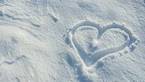 Herz in Schnee gezeichnet - Foto: iStock/Dzmitrock87