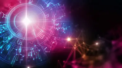 Astrologische Grafiken in pink und blau vor dunklem Hintergrund - Foto: monsitj / iStock