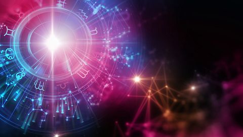 Astrologische Grafiken in pink und blau vor dunklem Hintergrund - Foto: monsitj / iStock