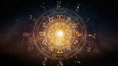 Sternzeichenkreis mit den verschiedenen Sternzeichensymbolen - Foto: iStock/Thanumporn Thongkongkaew