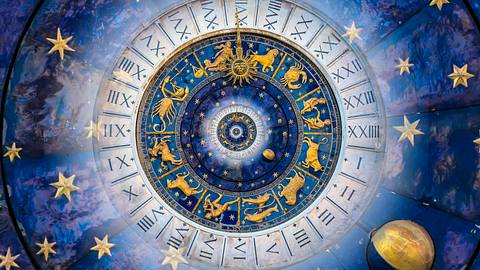 Das Horoskop zum Wochenende ab 7. Mai 2023 - Foto: Perseomed/iStock