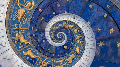 Astrologischer Hintergrund mit Sternzeichen und Symbolen - Foto: iStock/Perseomed