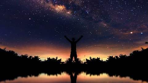 Silhouette vor nächtlichem Sternenhimmel - Foto: iStock/Surasak Suwanmake