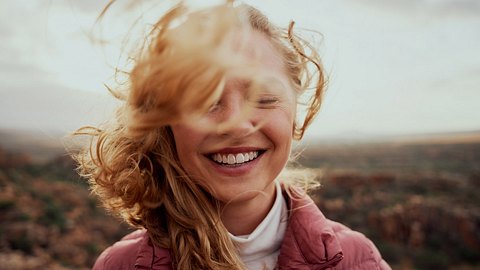 Porträt einer lächelnden Frau - Foto: iStock/Lyndon Stratford