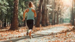 Frau im Wald joggend - Foto: Adobe Stock/ Microgen