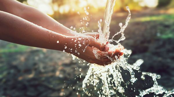 Wasser fließt in geöffnete Hände - Foto: lovelyday12 / AdobeStock