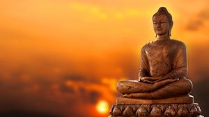 Buddha -Figur im Sonnenaufgang - Foto: Baifran I LOVE U / AdobeStock