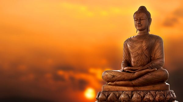 Buddha -Figur im Sonnenaufgang - Foto: Baifran I LOVE U / AdobeStock