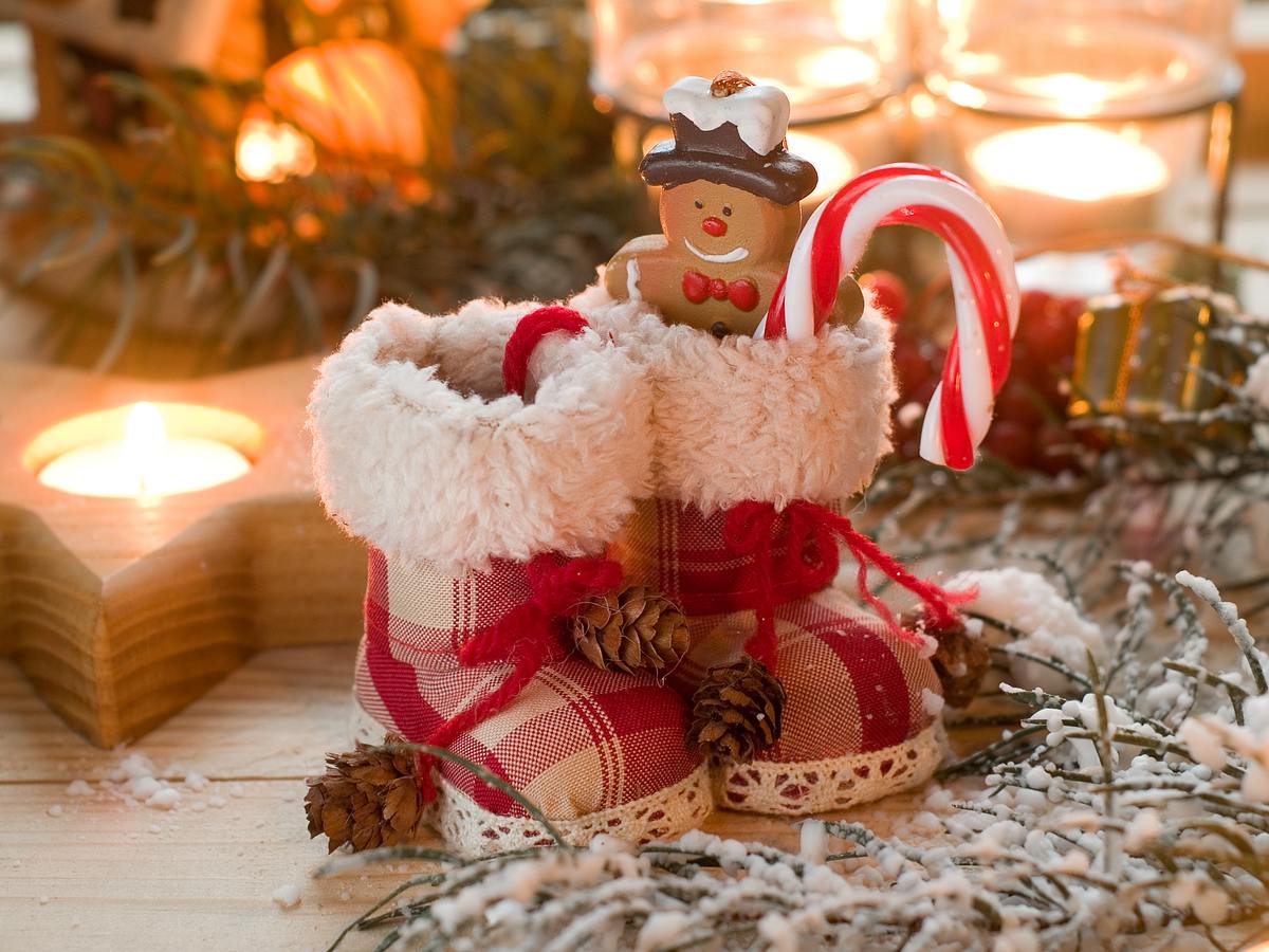 Nikolaus-Stiefel stehen vor weihnachtlichem Hintergrund