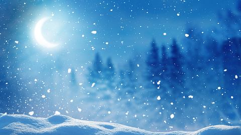 Mond steht am Winterhimmel - Foto: lilkar / iStock