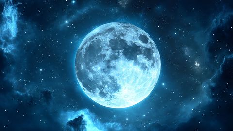 Leuchtender Vollmond steht am dunklen Nachthimmel - Foto: Your Background / AdobeStock