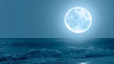 achthimmel mit blauem Mond in den Wolken über dem tobenden Meer - Foto: murat4art / iStock