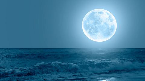 achthimmel mit blauem Mond in den Wolken über dem tobenden Meer - Foto: murat4art / iStock