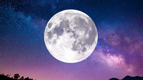 Vollmond steht am Nachthimmel - Foto: AdobeFirefly (generiert mit KI)