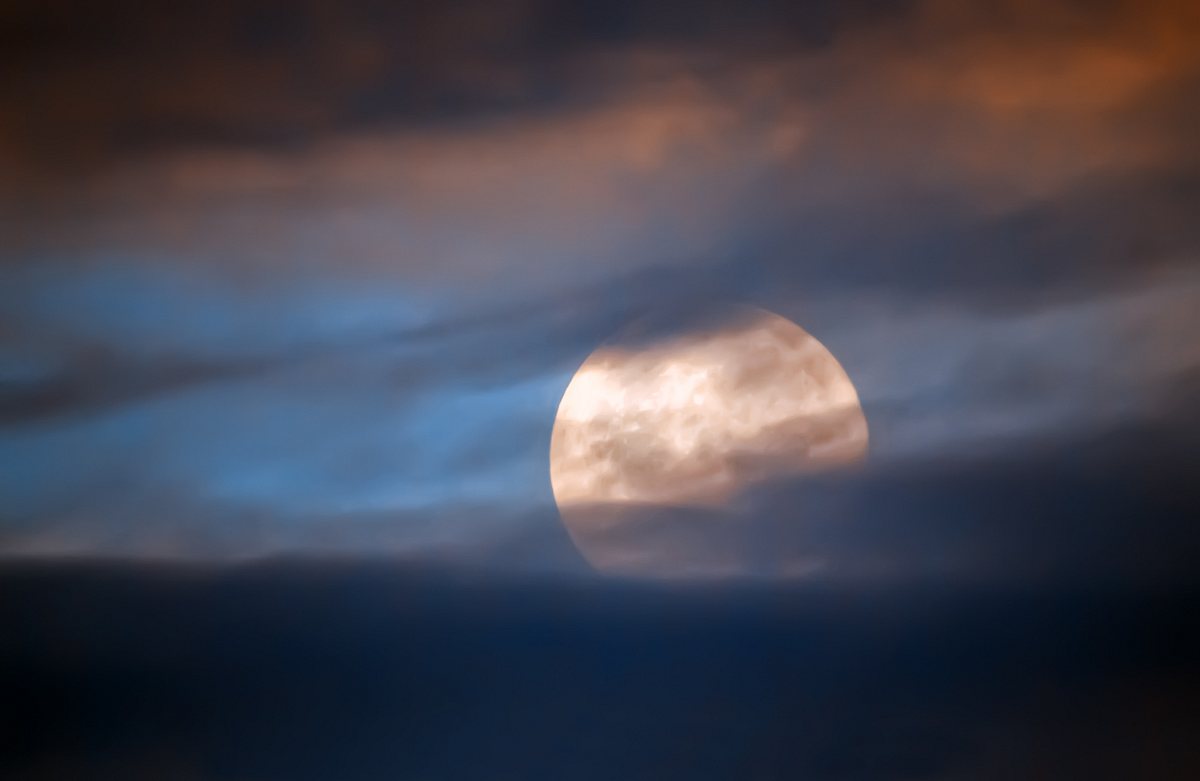 Vollmond hinter Wolken