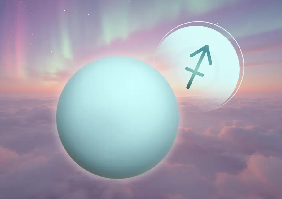 Planet Uranus vor einer Wolkenwild mit dem Symbol für das Sternzeichen Schütze