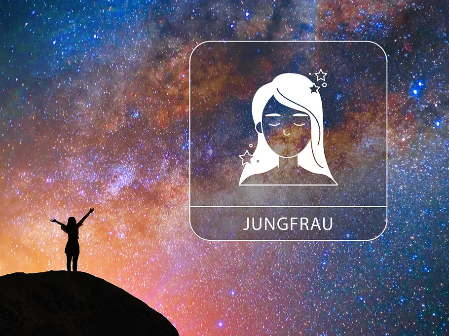 Frau steht mit ausgestreckten Armen auf einem Hügel vor einem bunten galaktischen Hintergrund mit dem Sternzeichen Jungfrau
