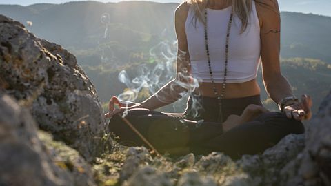 Frau meditierend in der Natur  - Foto: Dusan Stankovic/iStock