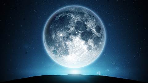 Strahlender Vollmond vor blauem Hintergrund - Foto: themacx/iStock