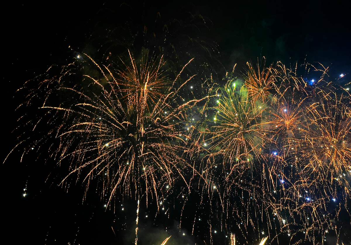 Buntes Feuerwerk vor einem dunkles Nachthimmel.