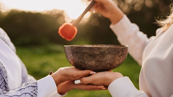 Zwei Frauenhände halten eine Klangschale  - Foto: DianaHirsch / iStock