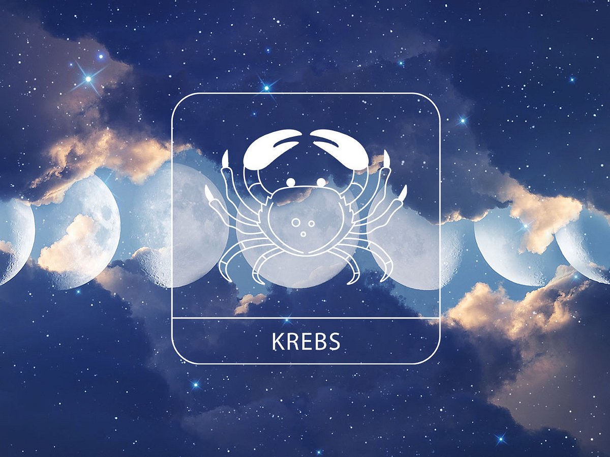 Sternzeichen Krebs vor einem glitzernden Wolkenhimmel mit den Mondphasen