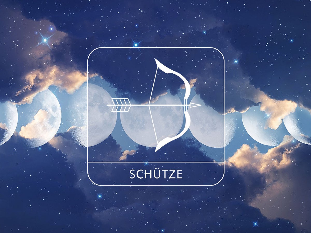 Sternzeichen Schütze vor glitzernden Wolkenhimmel mit den Mondphasen