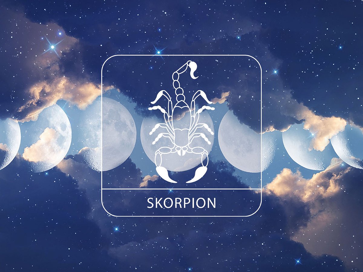 Sternzeichen Skorpion vor einem glitzernden Wolkenhimmel mit den Mondphasen